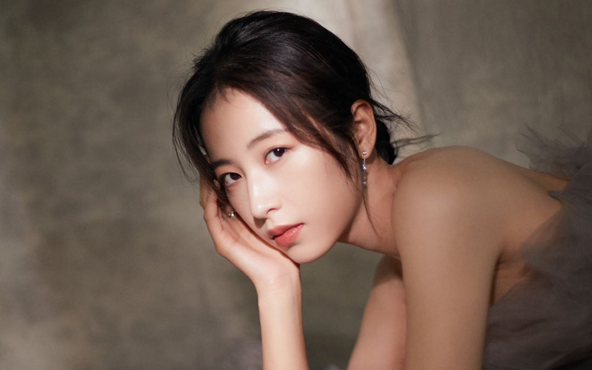 采纳绿色节能理念，建设低碳绿色足球场，绿色节能设施